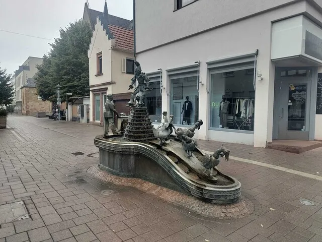 Skulpturenbrunnen mit Figuren und Gänsen in der Dieburger Fußgängerzone