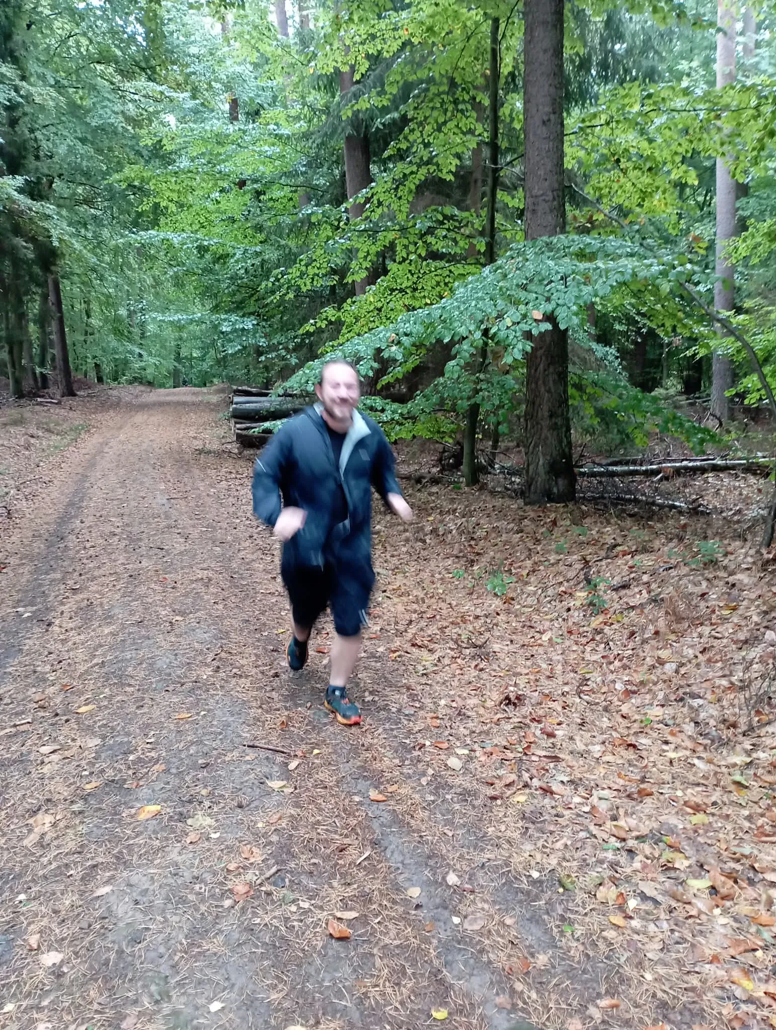 Ich beim Laufen auf einem Waldweg
